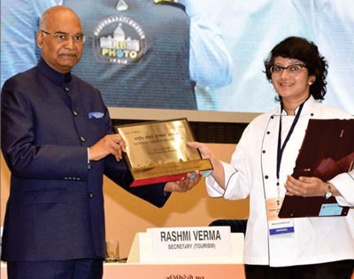 Ramnath Kovind presents award to student from best hotel management institute in India for excellence in hospitality education.